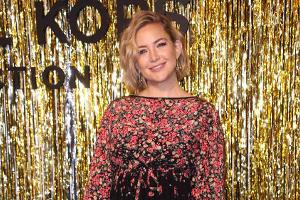 Kate Hudson rockt die Front-Row im zauberhaften Blütenkleid