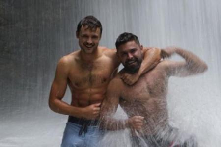 Albern vorm Wasserfall: Zac Efron (r.) und sein Bruder Dylan Efron Albern vorm Wasserfall: Zac Efron (r.) und sein Bruder Dylan Efron