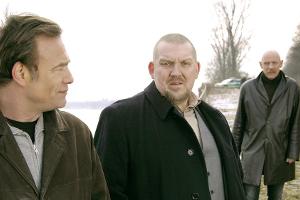 "Tatort: Pechmarie": Die Kommissare Max Ballauf (Klaus J. Behrendt, l) und Freddy Schenk (Dietmar Bär, M) warten auf den Pat...
