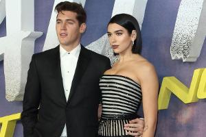 Dua Lipa zeigt ihre Unterwäsche auf dem roten Teppich