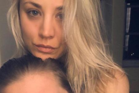 Kaley Cuoco und Karl Cook beim Kuscheln Kaley Cuoco und Karl Cook beim Kuscheln