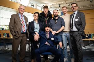 Maximilian Brückner (Mitte unten) mit dem "Hindafing"-Drehteam