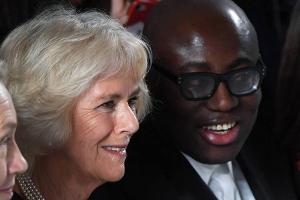 Premiere! Herzogin Camilla auf ihrer ersten Fashion Week in London