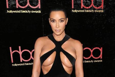 Kim Kardashian im gewagten Riemenkleid Kim Kardashian im gewagten Riemenkleid