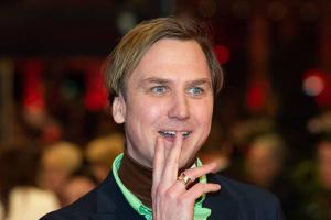 Lars Eidinger schnappt sich ein Selfie mit Angela Merkel