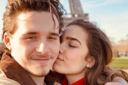 Total verliebt zeigen sich Brooklyn Beckham und Hana Cross vor dem Eiffelturm Total verliebt zeigen sich Brooklyn Beckham und Hana Cross vor dem Eiffelturm