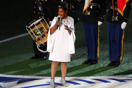 Gladys Knight beim Super Bowl Gladys Knight beim Super Bowl