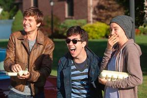 "Das Schicksal ist ein mieser Verräter": Gus (Ansel Elgort, v.l.), Isaac (Nat Wolff) und Hazel (Shailene Woodley) versuchen,...