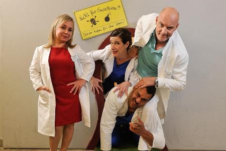 Frau Dr. Valerie Klein (ChrisTine Urspruch, l.) und ihr Team: Dr. Luna Haller (Clelia Sarto), Dr. Jonas Müller (Michael Klam... Frau Dr. Valerie Klein (ChrisTine Urspruch, l.) und ihr Team: Dr. Luna Haller (Clelia Sarto), Dr. Jonas Müller (Michael Klam...