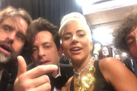 Mark Ronson feiert mit Lady Gaga bei den Oscars Mark Ronson feiert mit Lady Gaga bei den Oscars