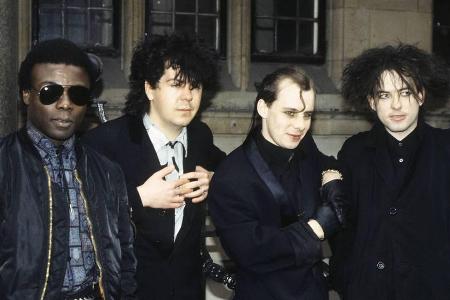 The Cure vor der Welttour im Jahr 1984 (v.l.): Andy Anderson, Laurence Tolhurst, Porl Thompson und Robert Smith The Cure vor der Welttour im Jahr 1984 (v.l.): Andy Anderson, Laurence Tolhurst, Porl Thompson und Robert Smith