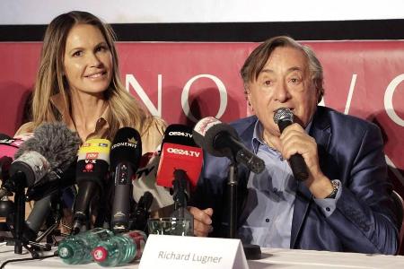 Elle Macpherson bei der Pressekonferenz in der Lugner City Elle Macpherson bei der Pressekonferenz in der Lugner City