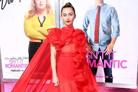 Mit ihrem ausladenen Kleid war Miley Cyrus auch solo der Hingucker auf dem roten Teppich Mit ihrem ausladenen Kleid war Miley Cyrus auch solo der Hingucker auf dem roten Teppich
