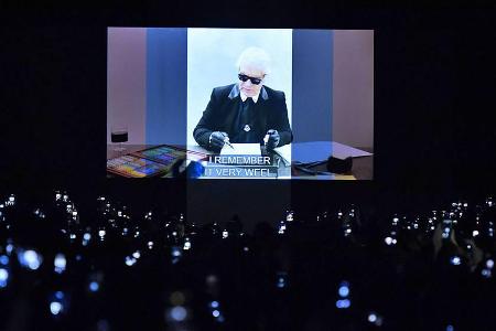Ein Video von Karl Lagerfeld beendete die Fashion-Show von Fendi in Mailand Ein Video von Karl Lagerfeld beendete die Fashion-Show von Fendi in Mailand