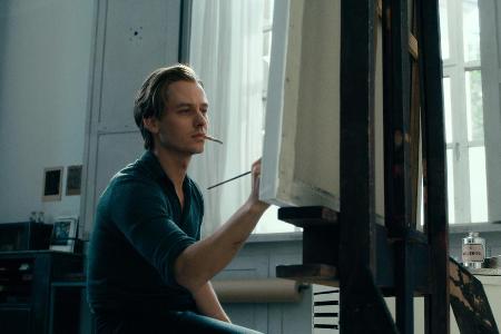 Tom Schilling alias Kurt Barnert beim Malen in 