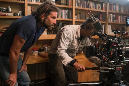 Bradley Cooper (l.) mit A-Kameramann Scott Sakamoto bei den Dreharbeiten zu Bradley Cooper (l.) mit A-Kameramann Scott Sakamoto bei den Dreharbeiten zu