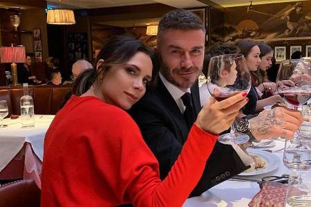 David und Victoria Beckham mit einem edlen Tropfen und Familien-Anhang David und Victoria Beckham mit einem edlen Tropfen und Familien-Anhang