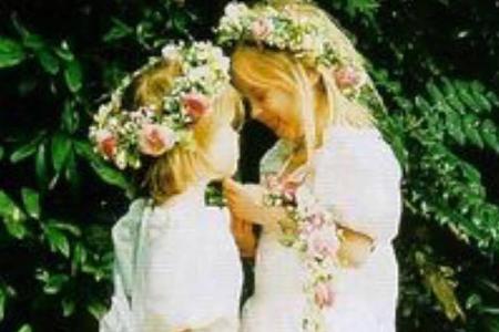 Prinzessin Eugenie mit ihrer Schwester Beatrice als Brautjungfern Prinzessin Eugenie mit ihrer Schwester Beatrice als Brautjungfern