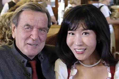 Zuletzt besuchten Gerhard Schröder und Soyeon Kim gemeinsam das Oktoberfest 2018 Zuletzt besuchten Gerhard Schröder und Soyeon Kim gemeinsam das Oktoberfest 2018