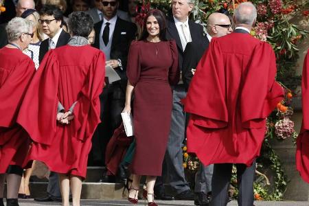 US-Star Demi Moore fügte sich in ihrem weinroten Outfit nahtlos in die königliche Hochzeitsgesellschaft ein US-Star Demi Moore fügte sich in ihrem weinroten Outfit nahtlos in die königliche Hochzeitsgesellschaft ein