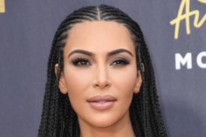 Kim Kardashian zeigt gerne ihre Kurven