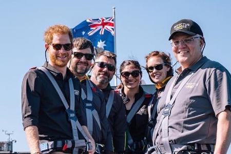 Prinz Harry (links), Australiens Premierminister (rechts) und Teilnehmer der Invictus Games 2018 auf der Sydney Harbour Bridge Prinz Harry (links), Australiens Premierminister (rechts) und Teilnehmer der Invictus Games 2018 auf der Sydney Harbour Bridge