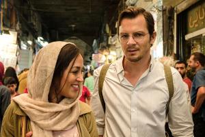 "Liebe auf Persisch": Ohne seine Dolmetscherin Shirin (Mona Pirzad) ist Robert (Felix Klare) hilflos