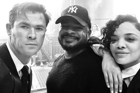Chris Hemsworth bedankt sich bei seinen Kollegen am Set Chris Hemsworth bedankt sich bei seinen Kollegen am Set