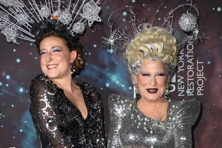 Bette Midler (rechts) und Tochter Sophie Von Haselberg auf der 22. Hulaween Gala in Manhattan Bette Midler (rechts) und Tochter Sophie Von Haselberg auf der 22. Hulaween Gala in Manhattan