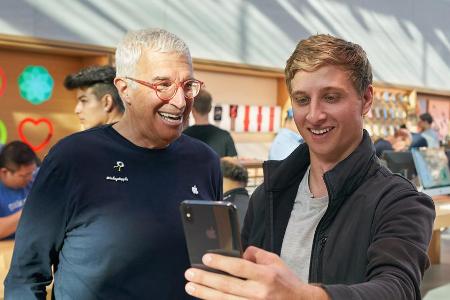 Ein Kunde (r.) beim Release des iPhone Xs und des iPhone Xs Max in Palo Alto Ein Kunde (r.) beim Release des iPhone Xs und des iPhone Xs Max in Palo Alto