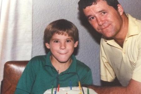 Ryan als kleiner Junge neben seinem Vater Jim Ryan als kleiner Junge neben seinem Vater Jim