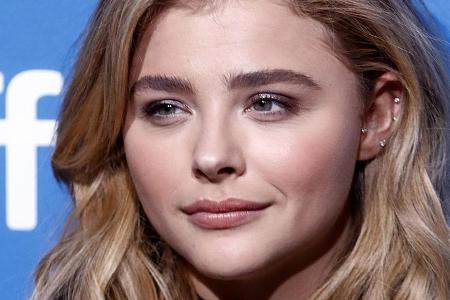 Chloë Grace Moretz steht auf Socken - und das bekommen ihre Freunde gerne mal zu spüren Chloë Grace Moretz steht auf Socken - und das bekommen ihre Freunde gerne mal zu spüren