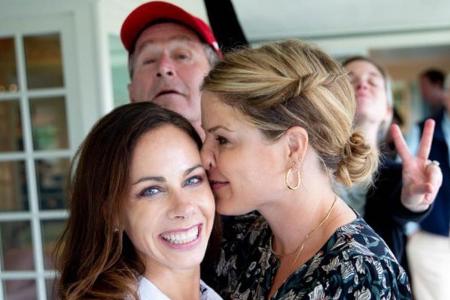 Vater und Töchter auf einem Foto vereint: George W. Bush mit Barbara (l.) und Jenna Vater und Töchter auf einem Foto vereint: George W. Bush mit Barbara (l.) und Jenna