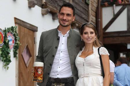 Cathy Hummels begleitet ihren Mann Mats Hummels beim traditionellen Wiesn-Besuch des FC Bayern Cathy Hummels begleitet ihren Mann Mats Hummels beim traditionellen Wiesn-Besuch des FC Bayern