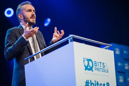Jan Böhmermann bei seinem Auftritt bei Bits & Pretzels 2018 in München Jan Böhmermann bei seinem Auftritt bei Bits & Pretzels 2018 in München