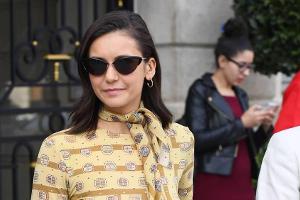 Nina Dobrev: Stylisch unterwegs im 70er-Jahre-Look