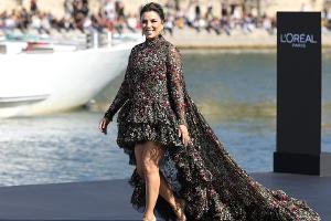 Neu-Mama Eva Longoria rockt den Catwalk in Paris