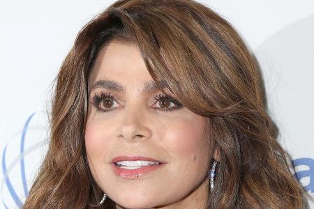 Paula Abdul hatte während eines Konzerts einen kleinen Unfall Paula Abdul hatte während eines Konzerts einen kleinen Unfall