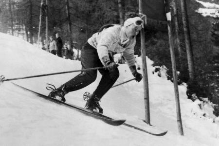Toni Sailer gewann bei den Olympische Winterspielen 1956 in Cortina d'Ampezzo drei Goldmedaillen Toni Sailer gewann bei den Olympische Winterspielen 1956 in Cortina d'Ampezzo drei Goldmedaillen