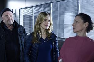 "Ein starkes Team: Tödlicher Seitensprung": Otto (Florian Martens) und Linett (Stefanie Stappenbeck, M.) mit der Gerichtsmed...