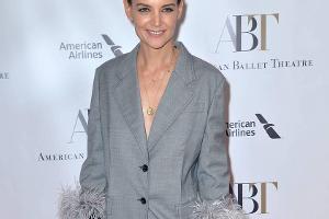 Bizarr oder chic? Katie Holmes trägt einen ungewöhnlichen Hosenanzug