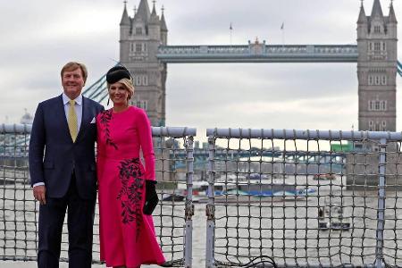König Willem-Alexander posiert mit Ehefrau Máxima vor der Tower Bridge in London König Willem-Alexander posiert mit Ehefrau Máxima vor der Tower Bridge in London