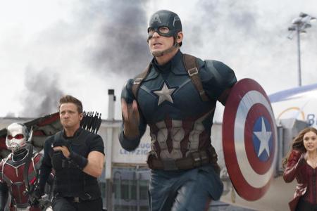 Chris Evans (M.) als Captain America in Chris Evans (M.) als Captain America in