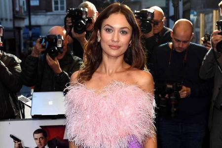 Blickfang im Feder-Look: Olga Kurylenko Blickfang im Feder-Look: Olga Kurylenko