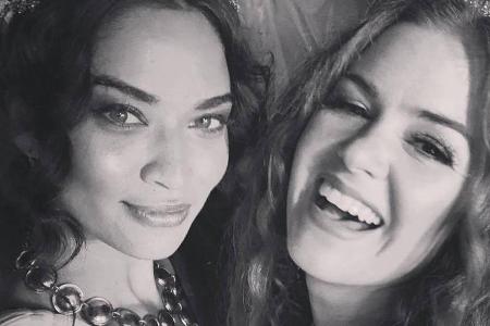 Shanina Shaik und Isla Fisher posieren gemeinsam für ein Selfie Shanina Shaik und Isla Fisher posieren gemeinsam für ein Selfie
