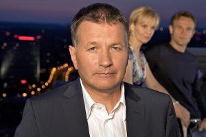 Thomas Rühmann (Dr. Roland Heilmann, Chefarzt, vorne), Andrea Kathrin Loewig (Dr. Kathrin Globisch, Oberärztin) und Bernhard...