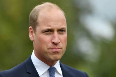 Prinz William gedenkt der Opfer des Hubschrauberabsturzes nahe des Leicester-City-Stadions Prinz William gedenkt der Opfer des Hubschrauberabsturzes nahe des Leicester-City-Stadions