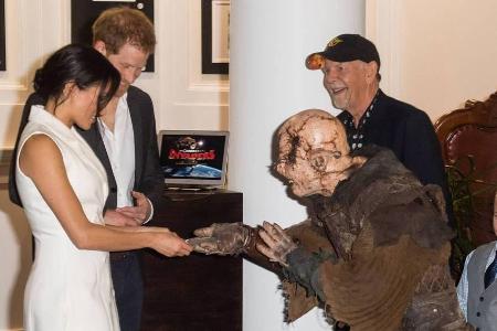 Prinz Harry und Herzogin Meghan auf Tuchfühlung mit einem Ork Prinz Harry und Herzogin Meghan auf Tuchfühlung mit einem Ork