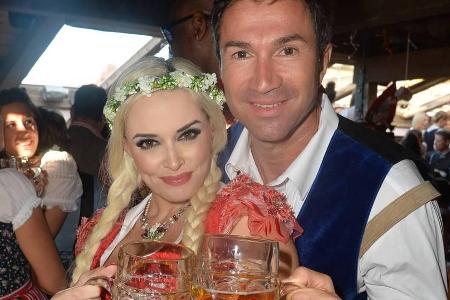 Auch Daniela Katzenberger und Ehemann Lucas Cordalis ließen sich eine Maß schmecken - alles in Maßen versteht sich Auch Daniela Katzenberger und Ehemann Lucas Cordalis ließen sich eine Maß schmecken - alles in Maßen versteht sich