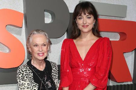 Mit ihren stolzen 88 Jahren begleitete Tippi Hedren ihre Enkeltochter Dakota Johnson Mit ihren stolzen 88 Jahren begleitete Tippi Hedren ihre Enkeltochter Dakota Johnson